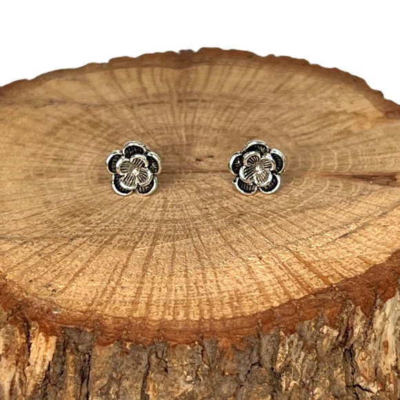 ❀ Silver Minimalist Floral Pierced Flower Earrings - Picture 2 of 4